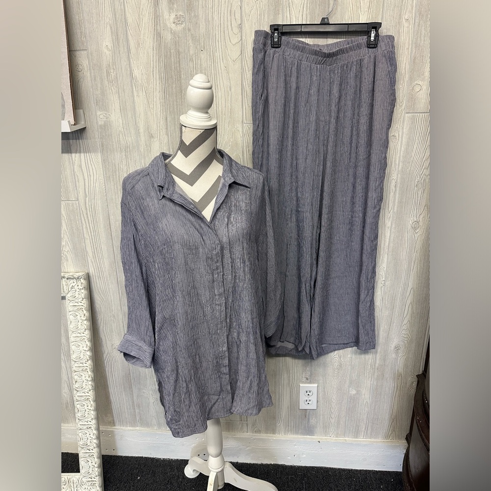 Modern Works Two-Piece set - Picture 2 of 3